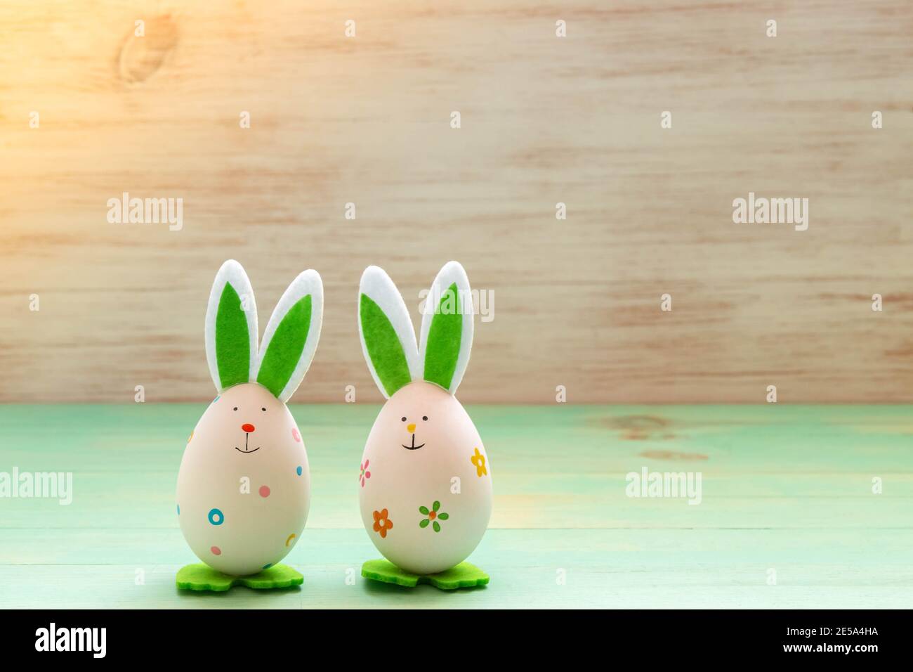 Jouets de lapins de Pâques sur fond de bois vintage. Décoration de Pâques amusante. Ambiance de Pâques avec des jouets de lapins. Copier l'espace. Banque D'Images
