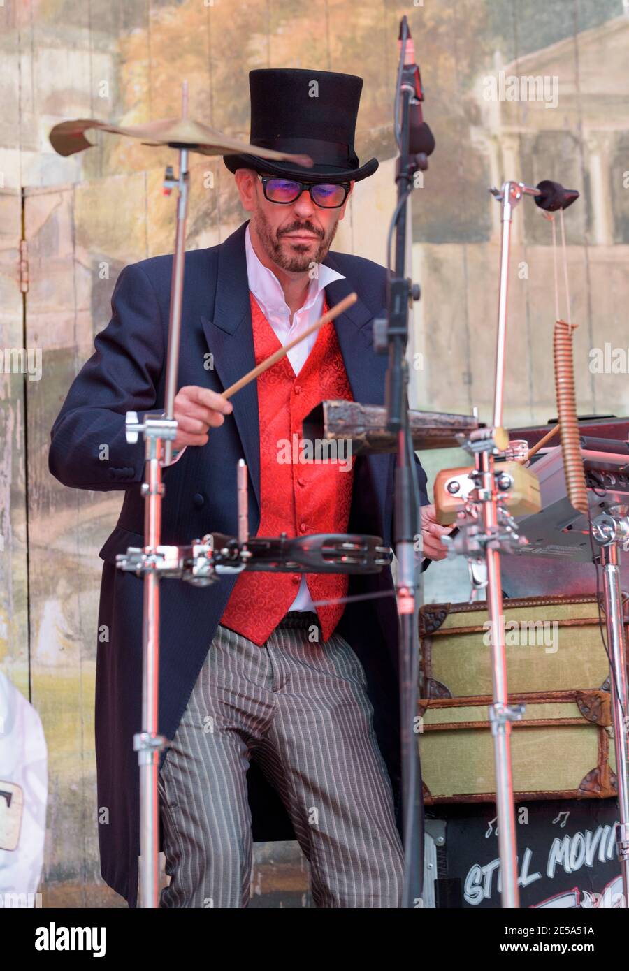 Le professeur Singleton Purblind du Gaslight Troubadours se présentant au Larmer Tree Festival, au Royaume-Uni. 17 juillet 2015 Banque D'Images