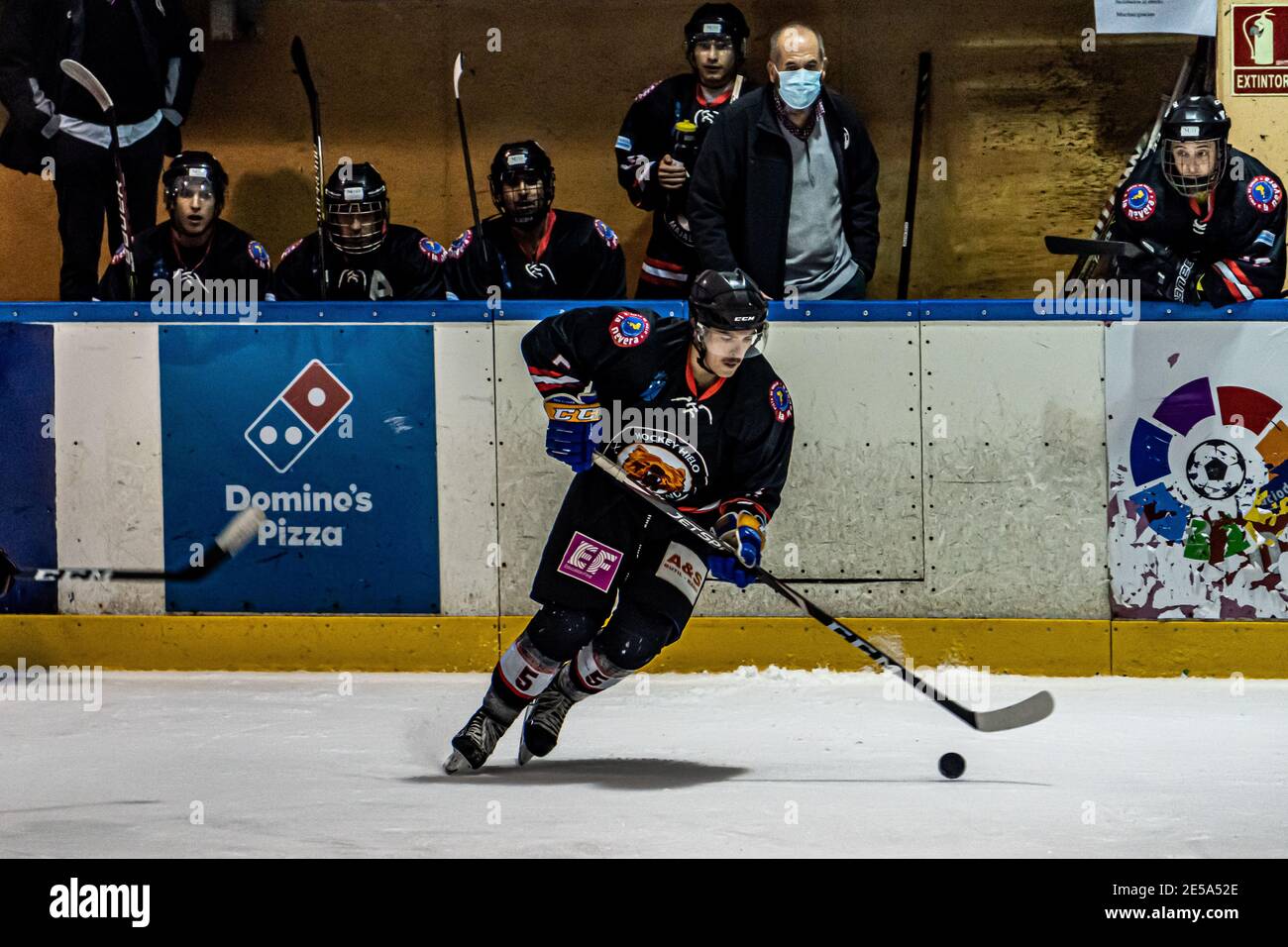MAJADAHONDA, ESPAGNE - 14 novembre 2020: Match de hockey sur glace masculin entre SAD Majadahonda et CG Puigcerda tenu à la patinoire la Nevera à Majadahonda sur non Banque D'Images