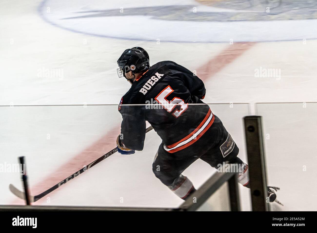 MAJADAHONDA, ESPAGNE - 14 novembre 2020: Match de hockey sur glace masculin entre SAD Majadahonda et CG Puigcerda tenu à la patinoire la Nevera à Majadahonda sur non Banque D'Images