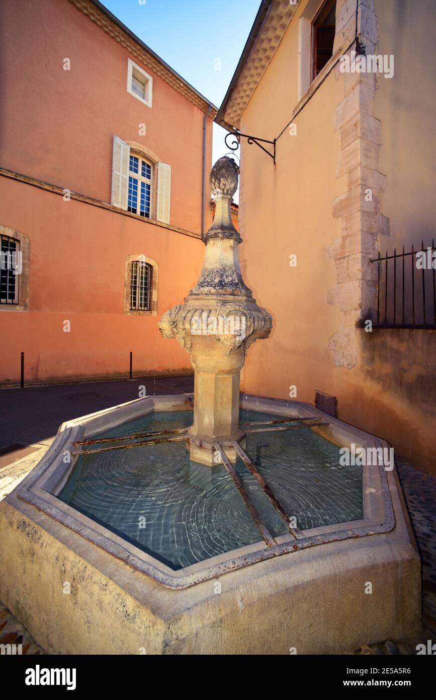 fontaine dans le village médiéval , France, Provence, Vaucluse, Pernes les Fontaines Banque D'Images