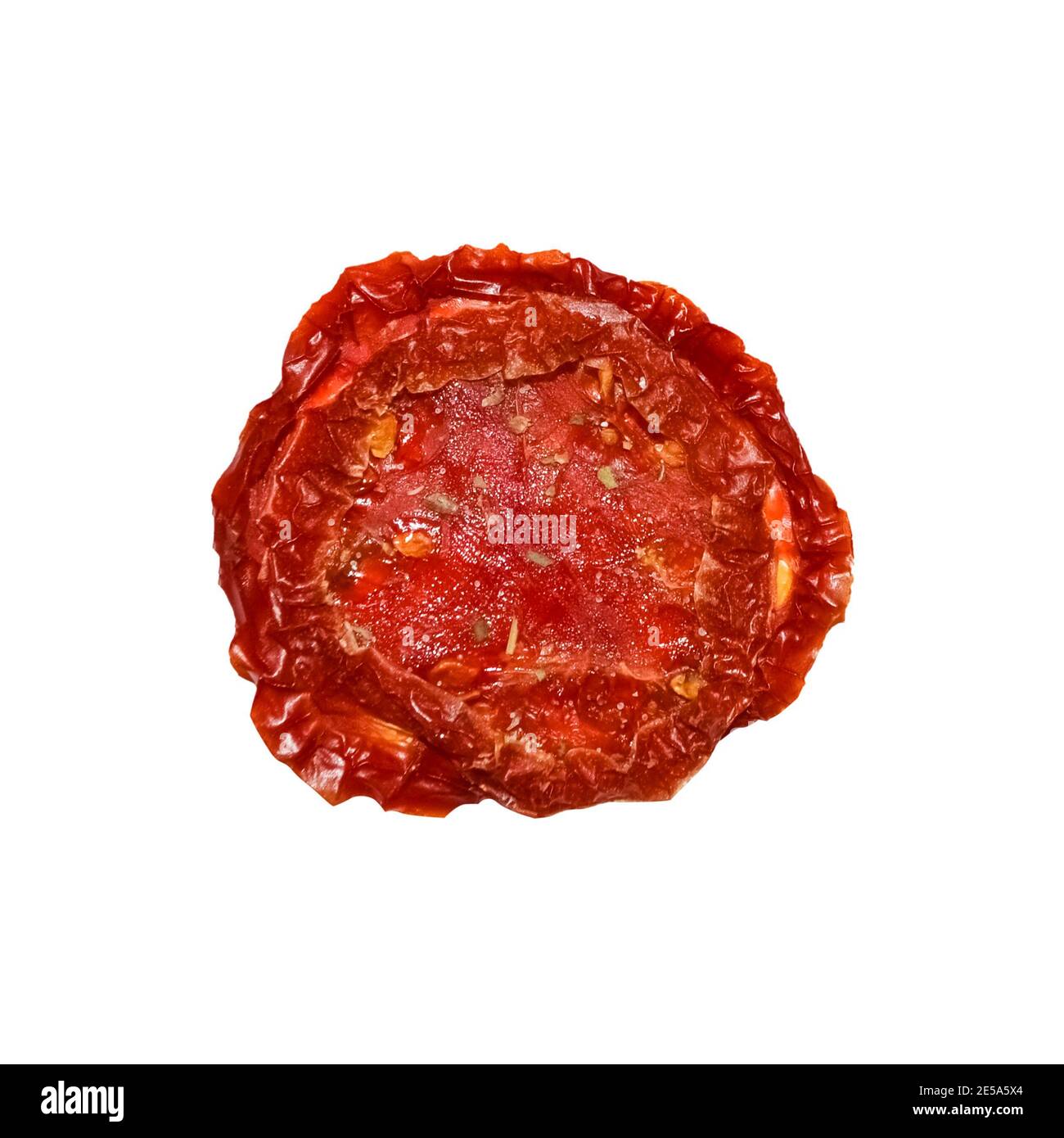 Tranche de tomate séchée et biologique isolée sur fond blanc Banque D'Images