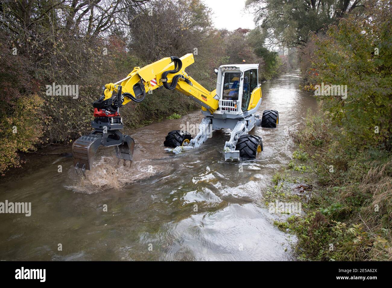 renaturation de la rivière, la drague à pied nettoie le fond de la rivière sili par l'entrée de sédiments, crée un système d'écart propre encore, Allemagne, Bavière, Fluss Dorfen Banque D'Images