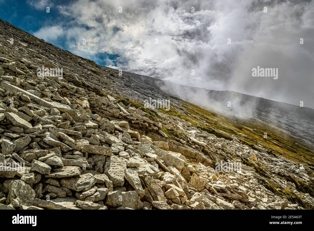Sol pierreux de haute altitude sur une pente raide. Parc national de Maiella, Abruzzes, Italie, europe Banque D'Images Sol pierreux de haute altitude sur une pente raide. Parc national de Maiella, Abruzzes, Italie, europe Banque D'Images