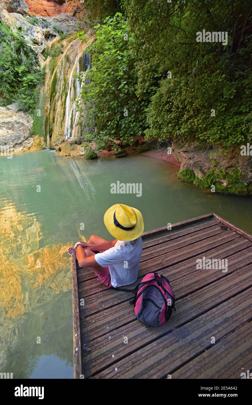 wanderer assis sur un pont en bois à la cascade Vallon des Carmes, France, Dépt Var, Barjols Banque D'Images