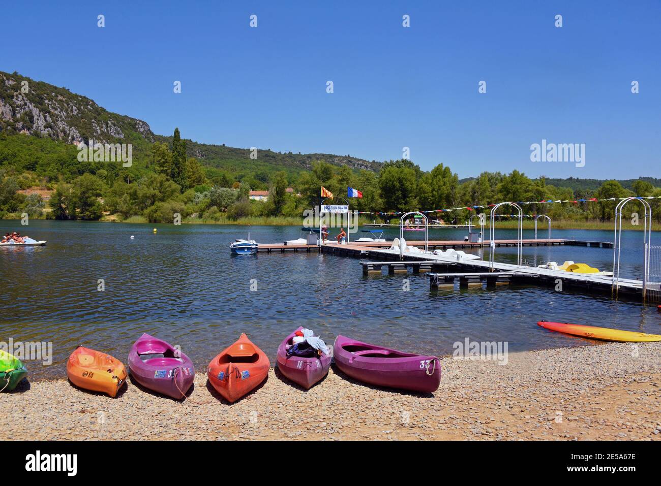 Kayaks à louer sur le bord du lac, Lac de Sainte-Croix, France, Dept Var, Verdonschlucht, Montmeyan Banque D'Images
