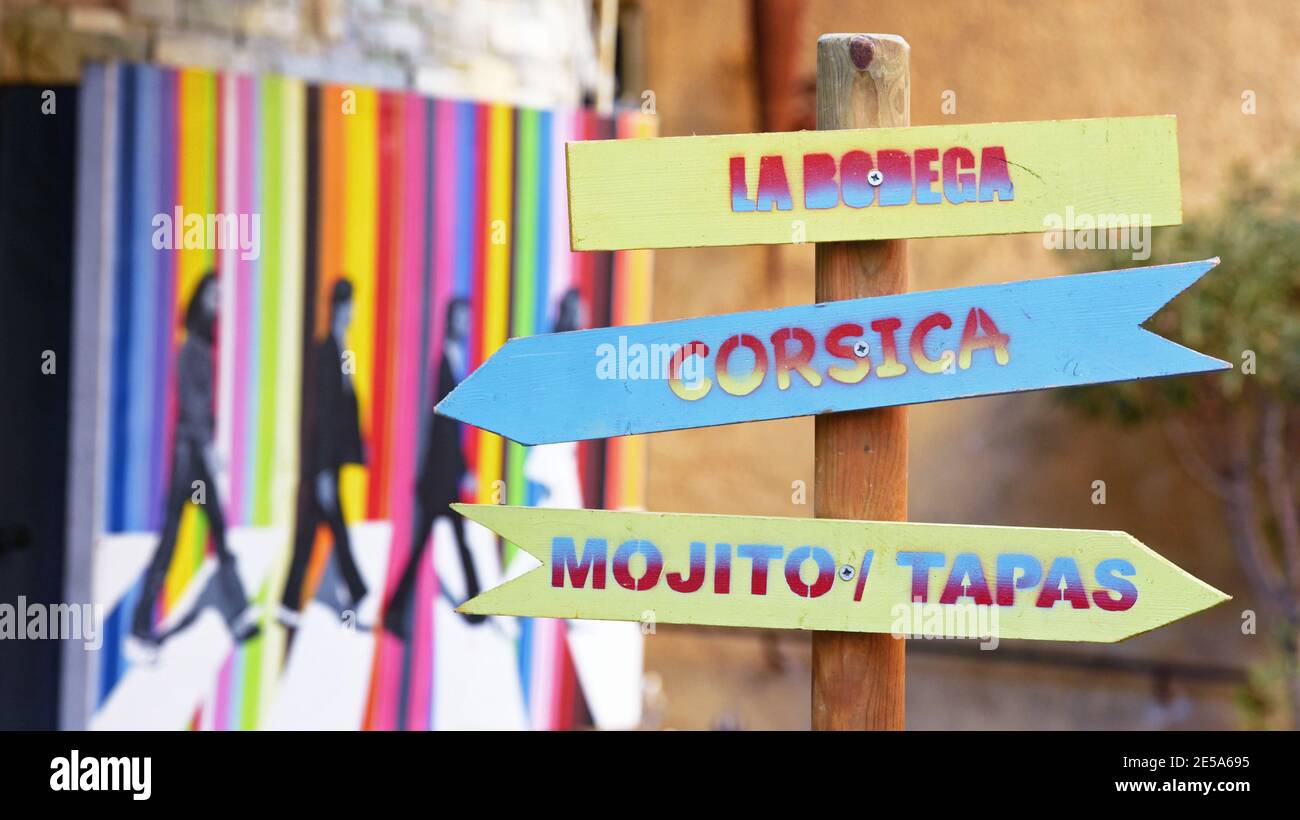 Au bar-restaurant la Bodega dans le centre ville, France, Corse, Ile Rousse Banque D'Images