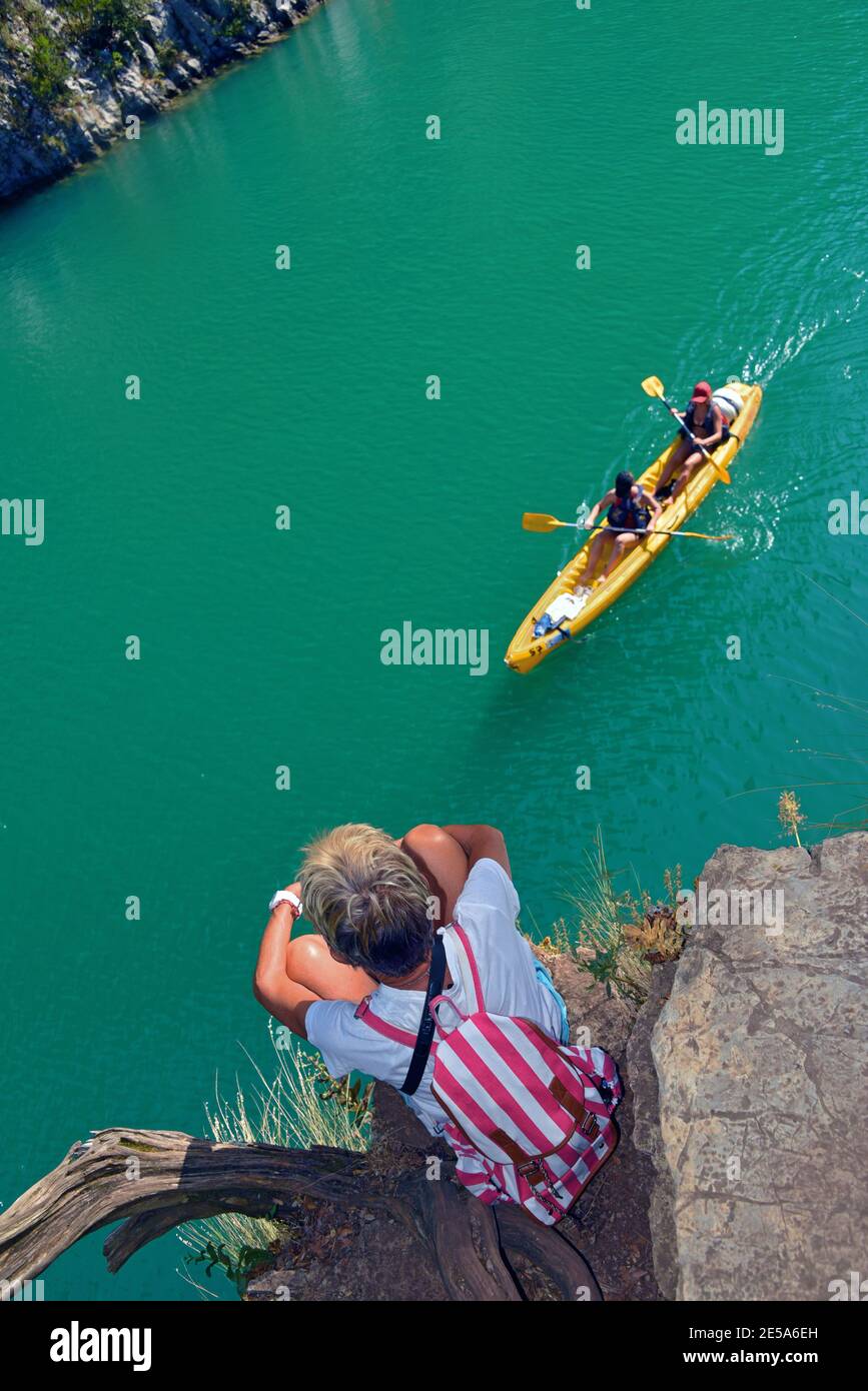 wanderer regardant depuis le bord de la gorge du Verdon jusqu'à un kayak, France, Dept Var, Verdonschlucht, Montmeyan Banque D'Images