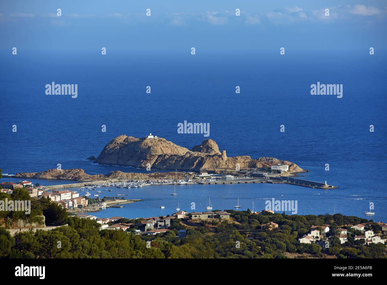 Vue sur le rocher et le port, la France, la Corse, l'Ile Rousse Banque D'Images