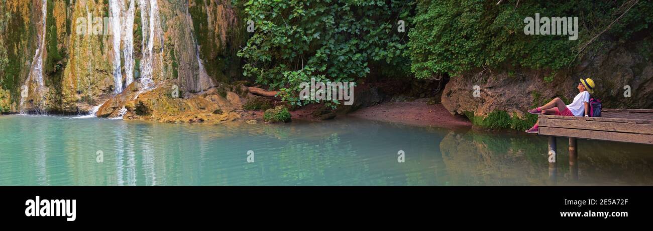 wanderer assis sur un pont en bois à la cascade Vallon des Carmes, France, Dépt Var, Barjols Banque D'Images