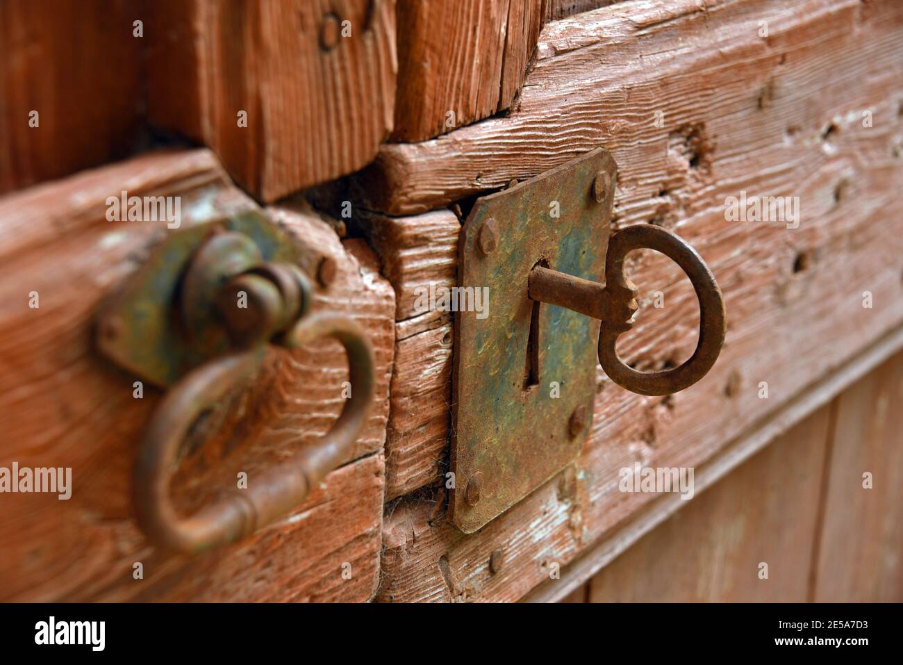 Ancienne porte avec clé, France, Hautes Alpes, Ceillac Banque D'Images