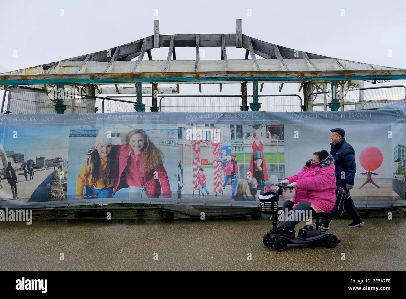 Femme à cheval de mobilité dans Weston Super Mare Banque D'Images