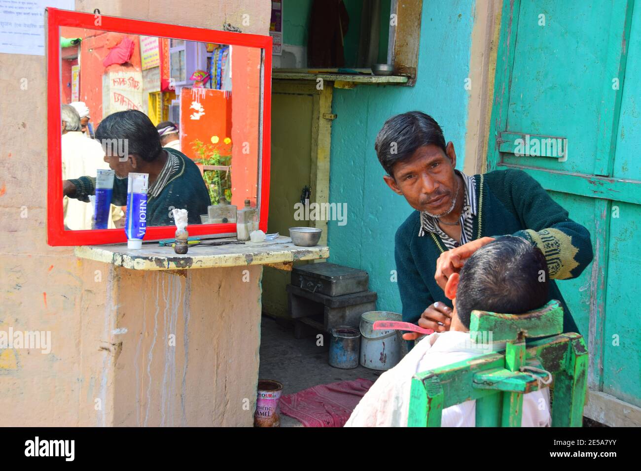 Indian Barber, Ghats, Varanasi, Inde Banque D'Images