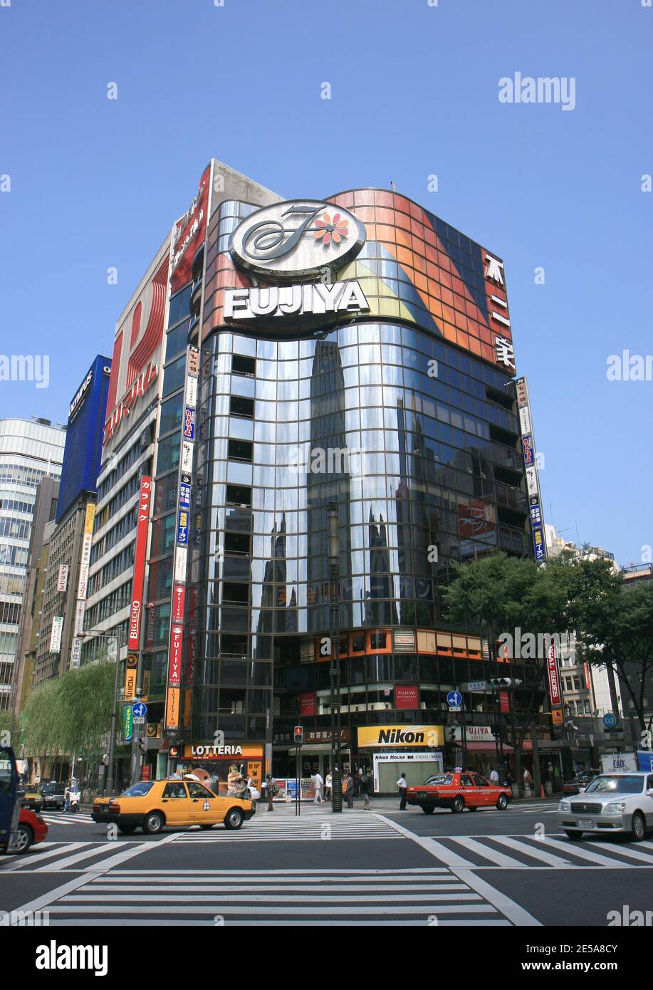 TOKYO,JAPON-JUILLET 22:Fujiya bâtiment et trafic occupé au quartier commerçant de ginza.juillet 22,2008 à Tokyo, Japon. Banque D'Images