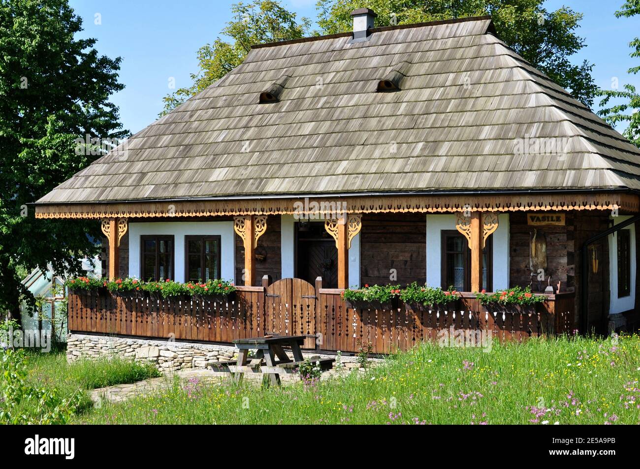 Maison en bois typique de Bucovina. Banque D'Images