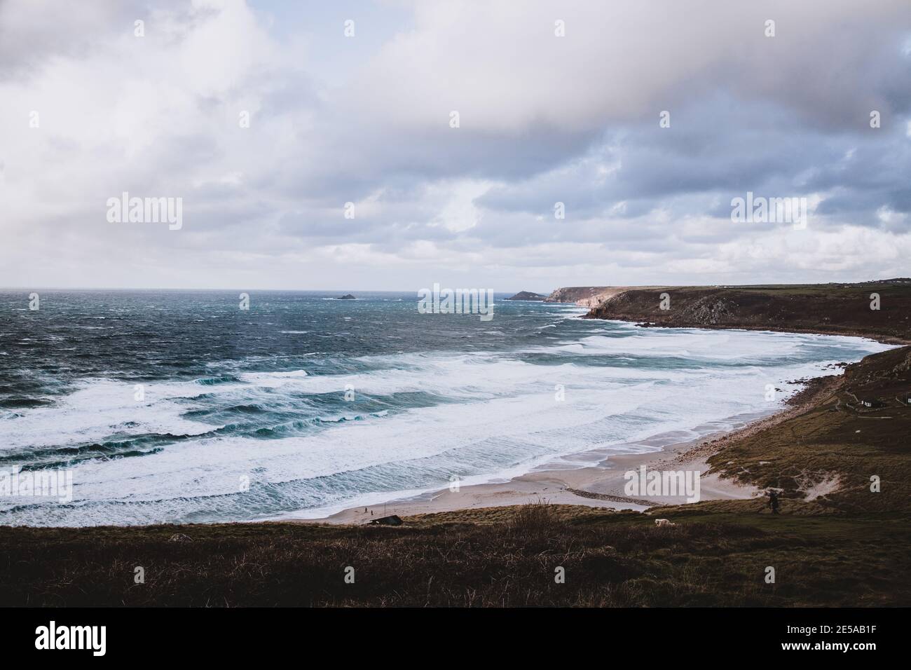 Plage de Sennen Cove avec des mers assez rugueuses Banque D'Images