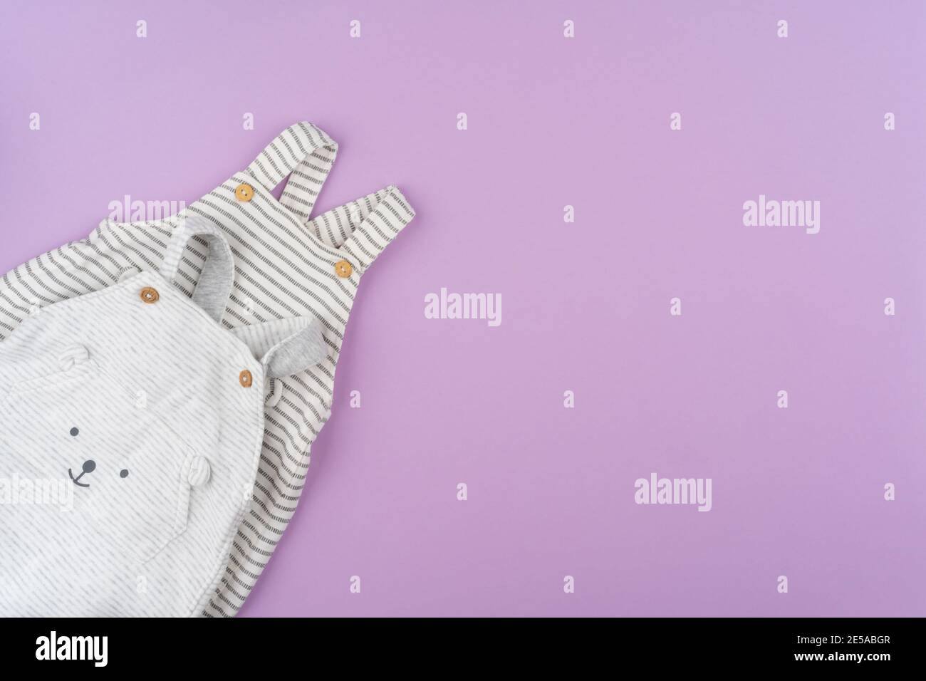 Vetements De Bebe Fille Sur Fond Pastel Lilas Photo Stock Alamy