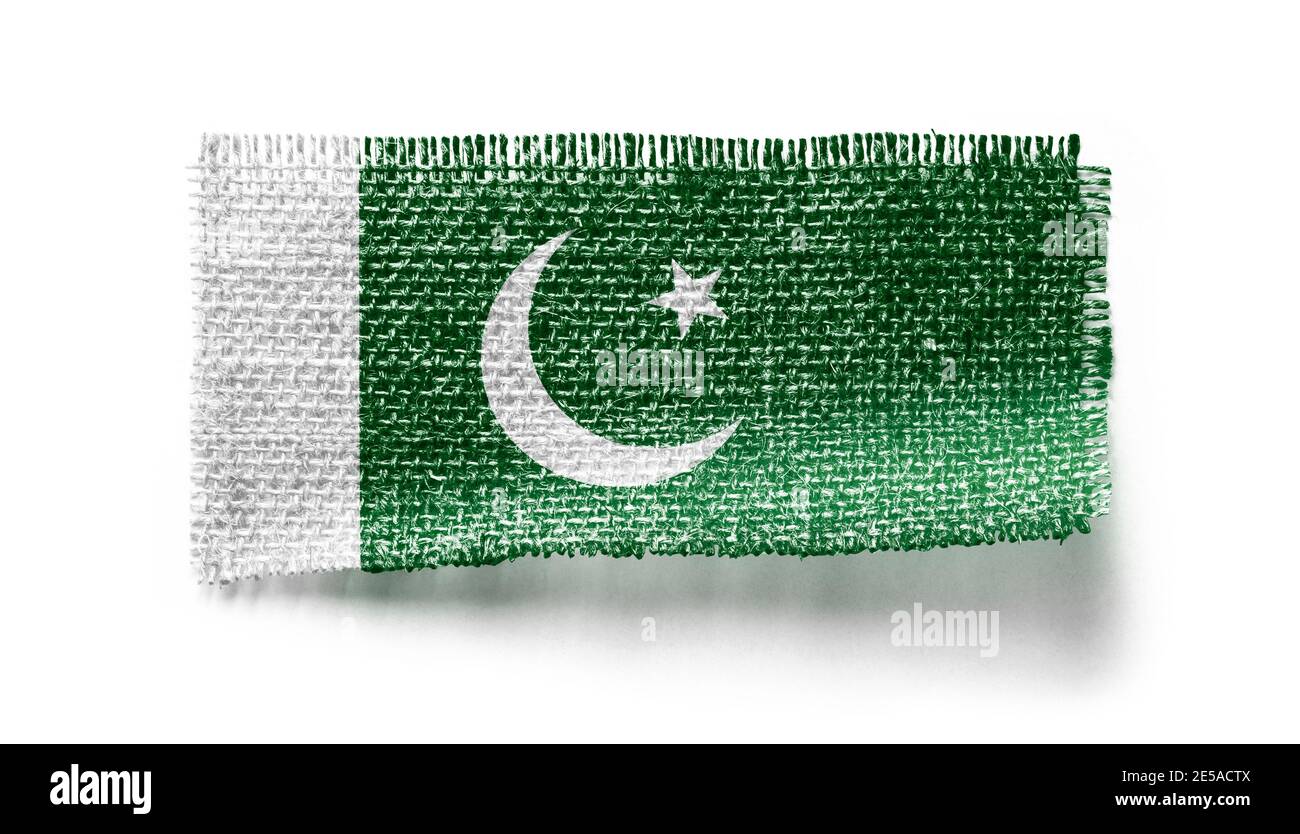 Drapeau pakistanais sur un morceau de tissu sur un blanc arrière-plan Banque D'Images