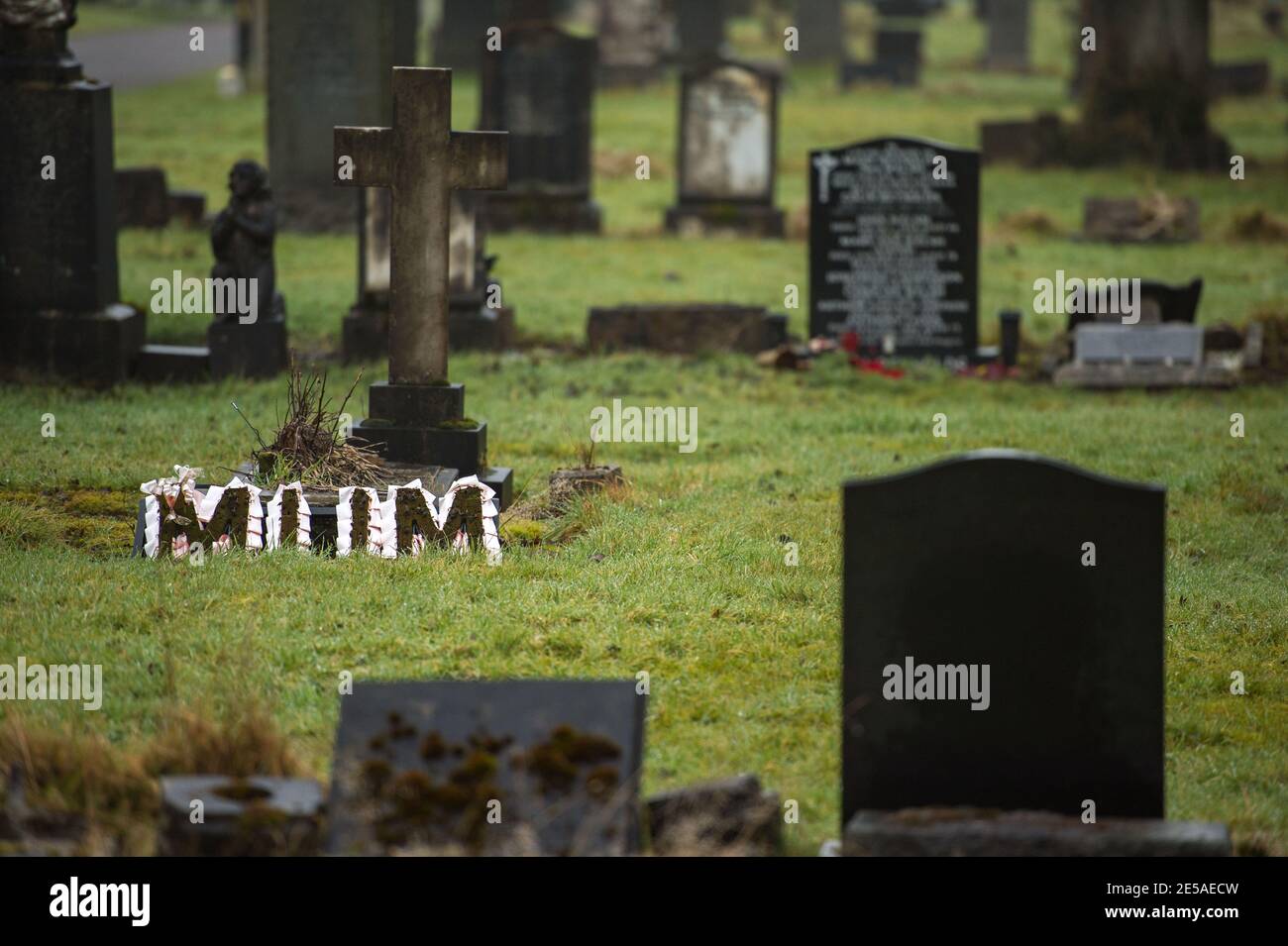 Glasgow, Écosse, Royaume-Uni. 27 janvier 2021. En photo : avec des décès liés au coronavirus (COVID-19) au Royaume-Uni qui passent maintenant 100,000, le Royaume-Uni est l'un des pays les plus touchés, le Royaume-Uni étant actuellement à égalité avec de plus grands pays comme le Brésil et les États-Unis d'Amérique partageant un nombre aussi élevé de morts. Avec la propagation de nouvelles souches du virus, le Royaume-Uni et les gouvernements dévotés doivent utiliser toutes les ressources de manière efficace pour endiguer le nombre croissant de décès si le Royaume-Uni doit sortir de cette pandémie. Crédit : Colin Fisher/Alay Live News Banque D'Images