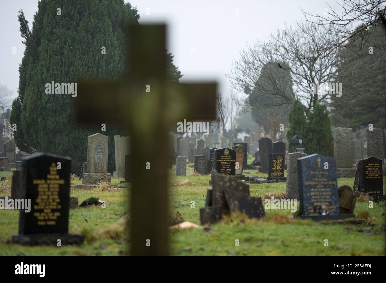 Glasgow, Écosse, Royaume-Uni. 27 janvier 2021. En photo : avec des décès liés au coronavirus (COVID-19) au Royaume-Uni qui passent maintenant 100,000, le Royaume-Uni est l'un des pays les plus touchés, le Royaume-Uni étant actuellement à égalité avec de plus grands pays comme le Brésil et les États-Unis d'Amérique partageant un nombre aussi élevé de morts. Avec la propagation de nouvelles souches du virus, le Royaume-Uni et les gouvernements dévotés doivent utiliser toutes les ressources de manière efficace pour endiguer le nombre croissant de décès si le Royaume-Uni doit sortir de cette pandémie. Crédit : Colin Fisher/Alay Live News Banque D'Images