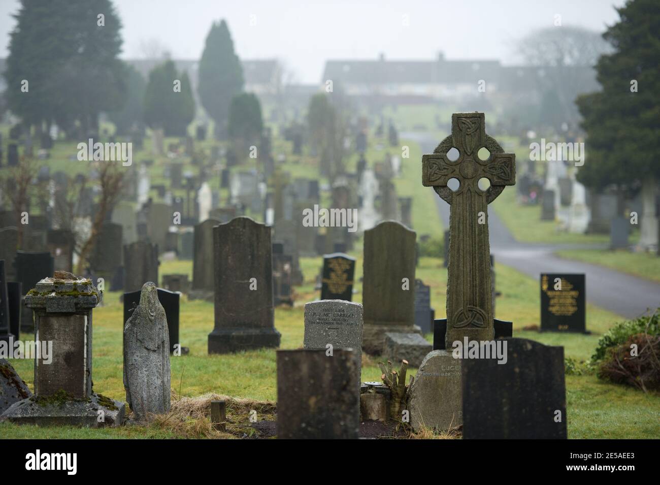 Glasgow, Écosse, Royaume-Uni. 27 janvier 2021. En photo : avec des décès liés au coronavirus (COVID-19) au Royaume-Uni qui passent maintenant 100,000, le Royaume-Uni est l'un des pays les plus touchés, le Royaume-Uni étant actuellement à égalité avec de plus grands pays comme le Brésil et les États-Unis d'Amérique partageant un nombre aussi élevé de morts. Avec la propagation de nouvelles souches du virus, le Royaume-Uni et les gouvernements dévotés doivent utiliser toutes les ressources de manière efficace pour endiguer le nombre croissant de décès si le Royaume-Uni doit sortir de cette pandémie. Crédit : Colin Fisher/Alay Live News Banque D'Images