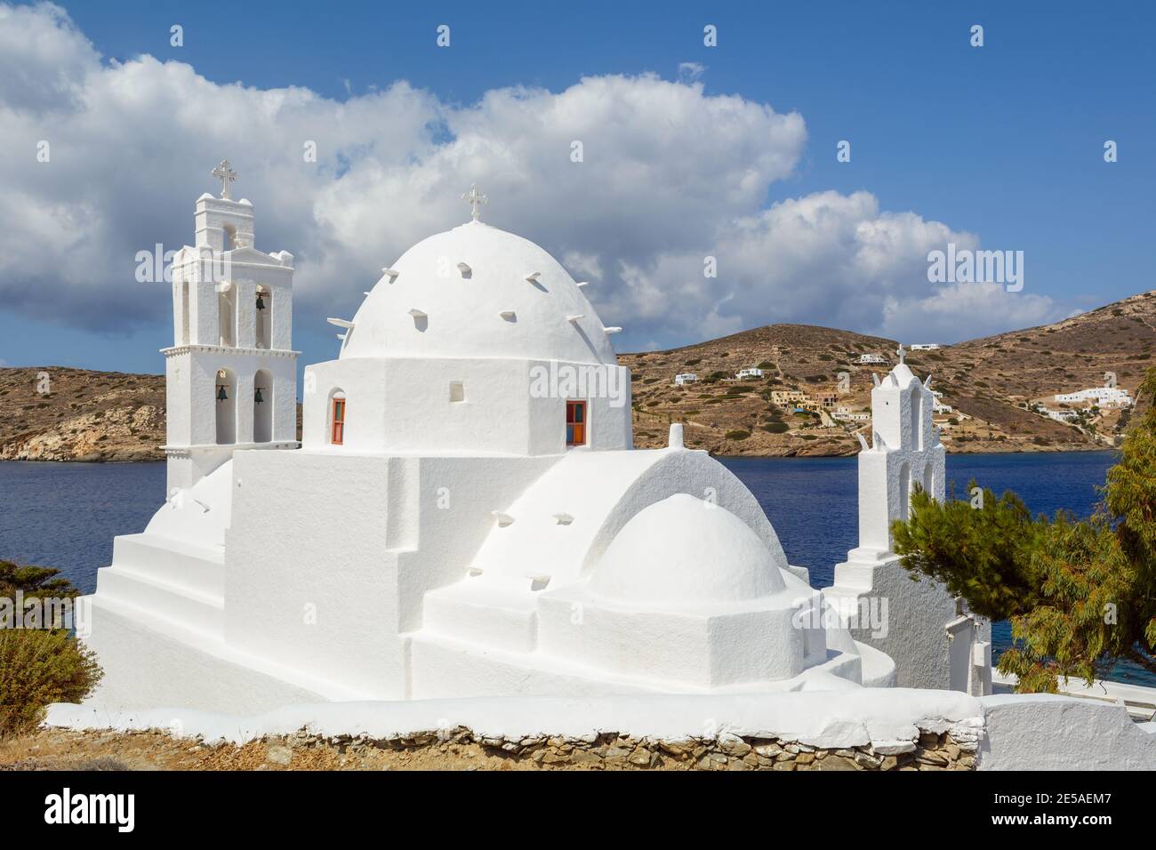 L'église d'Agia Irini (Saint Irene) près du port d'iOS. L'église a été construite au XVIIe siècle dans le style architectural typique des Cyclades.Grèce Banque D'Images