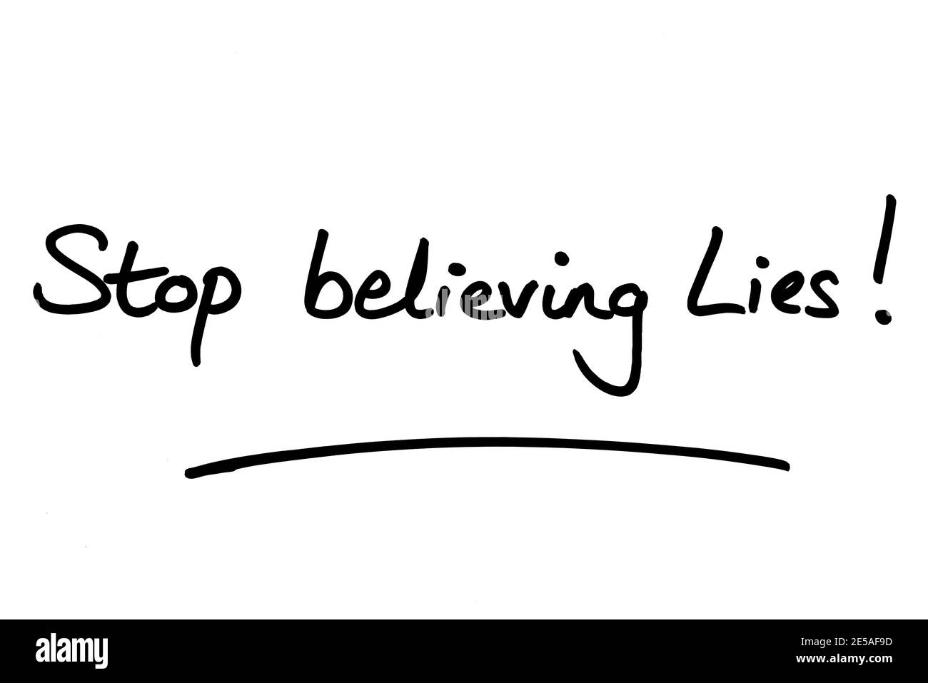 Arrêtez de croire aux mensonges ! manuscrit sur fond blanc. Banque D'Images