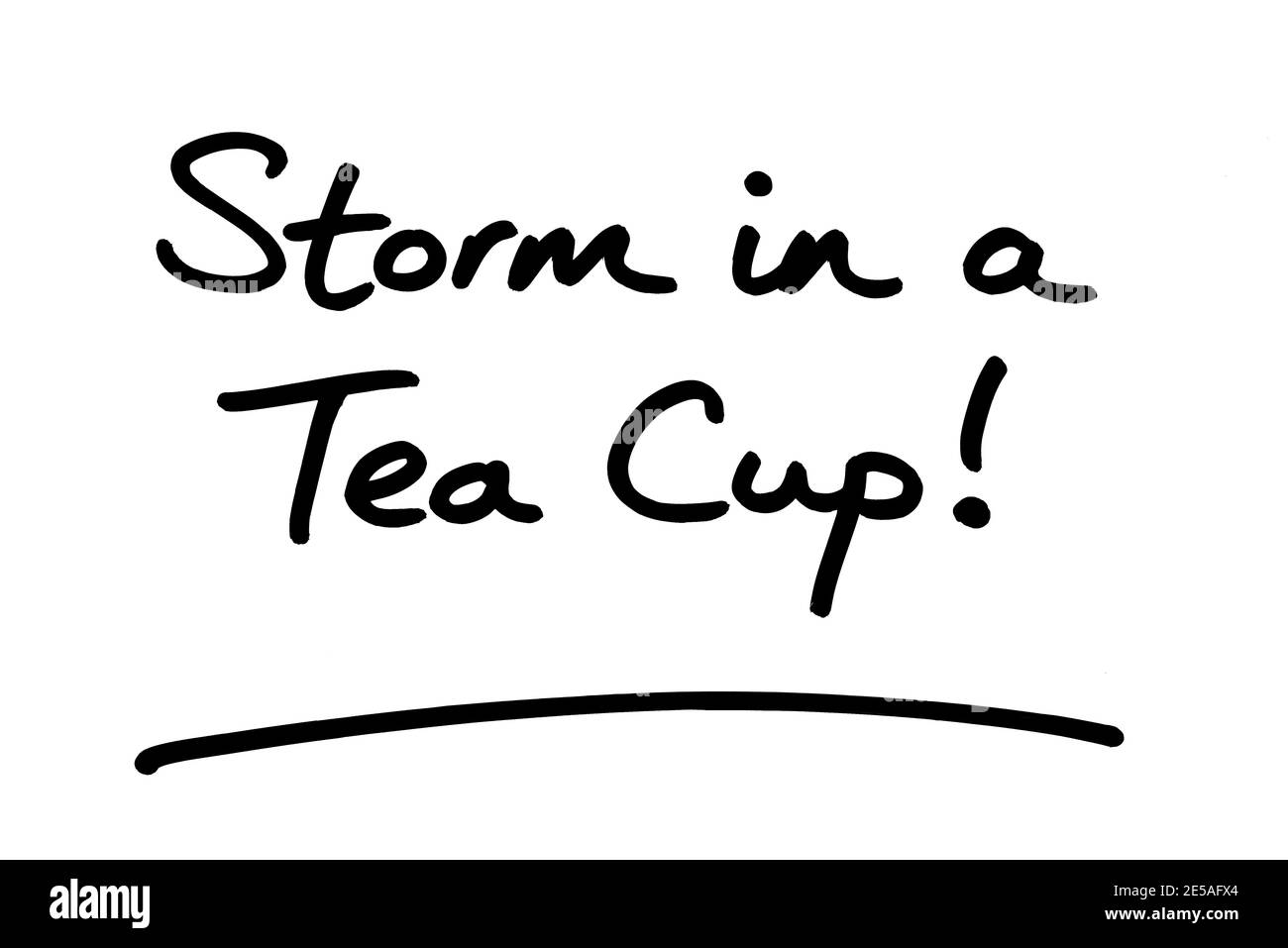 Tempête dans une tasse de thé, manuscrit sur fond blanc. Banque D'Images