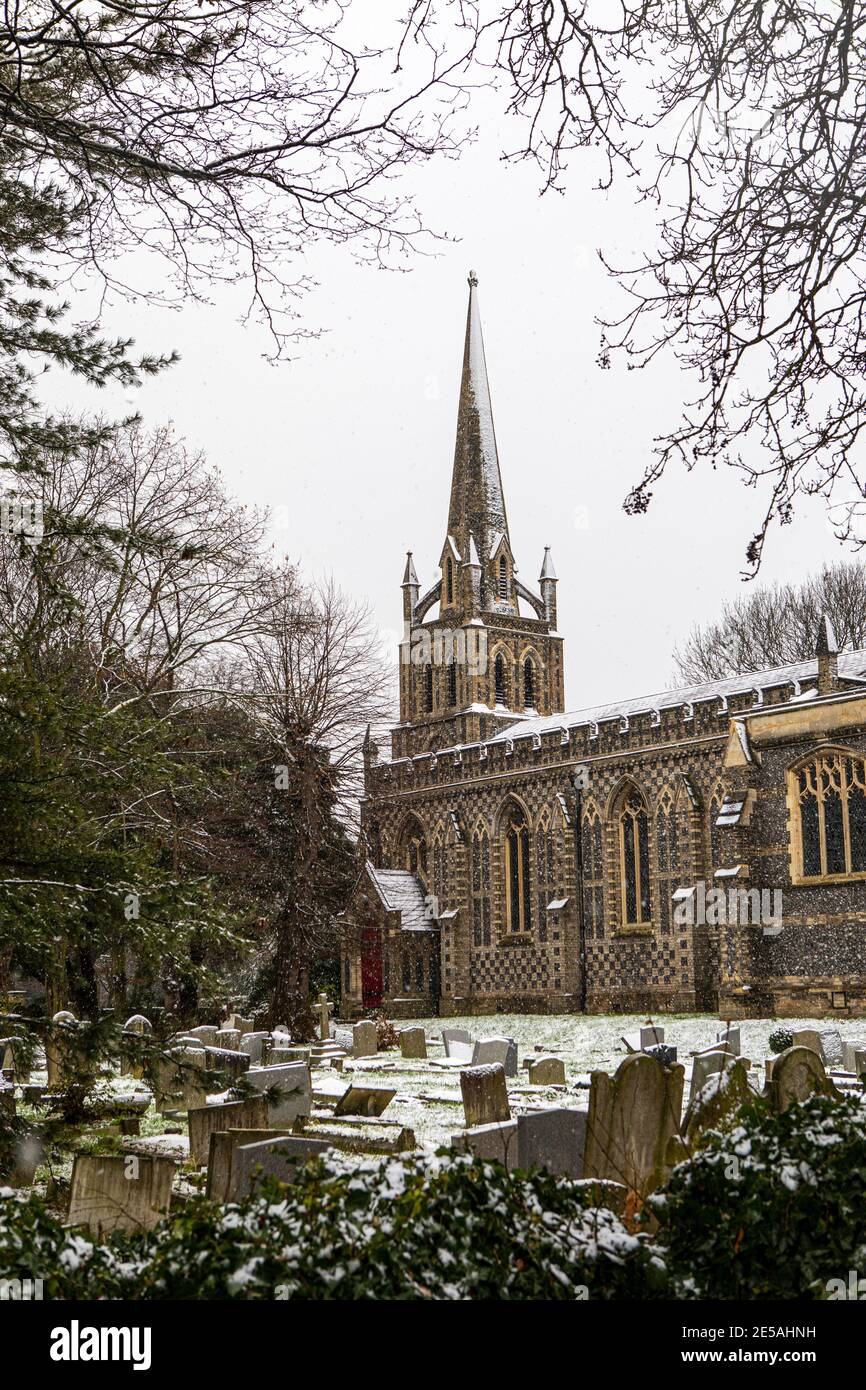 Une vue d'hiver de la neige tombant à l'église Saint-Pierre et Saint-Paul dans la ville de Chingford à Londres, Royaume-Uni. Banque D'Images