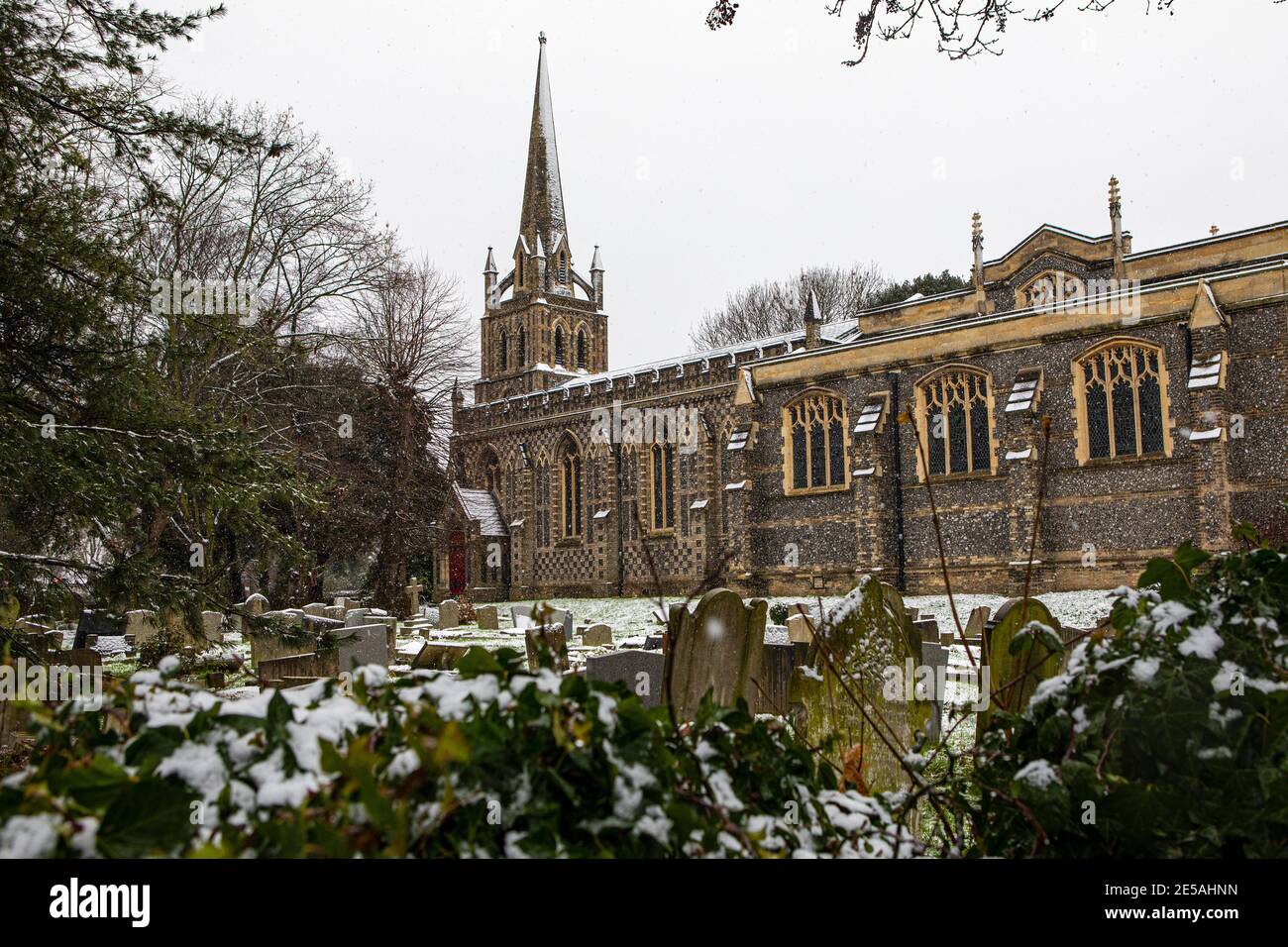 Une vue d'hiver de la neige tombant à l'église Saint-Pierre et Saint-Paul dans la ville de Chingford à Londres, Royaume-Uni. Banque D'Images