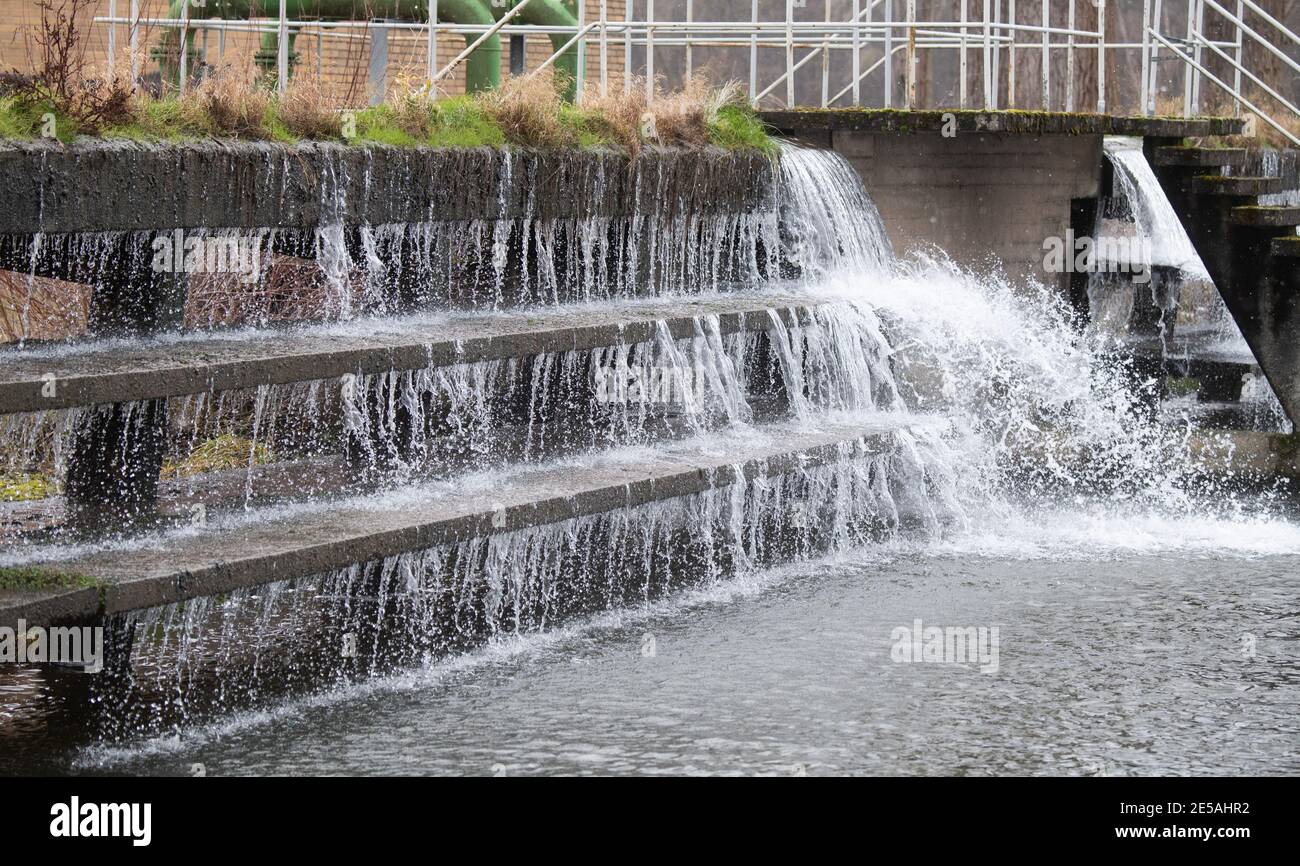 Laatzen, Allemagne. 27 janvier 2021. L'eau de la rivière Leine s'écoule sur des cascades près de l'agglomération de Grasdorf pour l'aération et l'absorption de l'oxygène atmosphérique. L'eau s'écoule ensuite et devient de l'eau souterraine. Qui pourra à l'avenir avoir accès à de l'eau potable de qualité? Et quelles sont les alternatives, par exemple pour irriguer les champs ? Le Parlement de la Basse-Saxe s'occupe de la gestion de l'eau en Basse-Saxe. (À l'inl 'la Basse-Saxe lutte pour l'approvisionnement en eau face au changement climatique' de 27.01.2021) Credit: Julian Stratenschulte/dpa/Alay Live News Banque D'Images