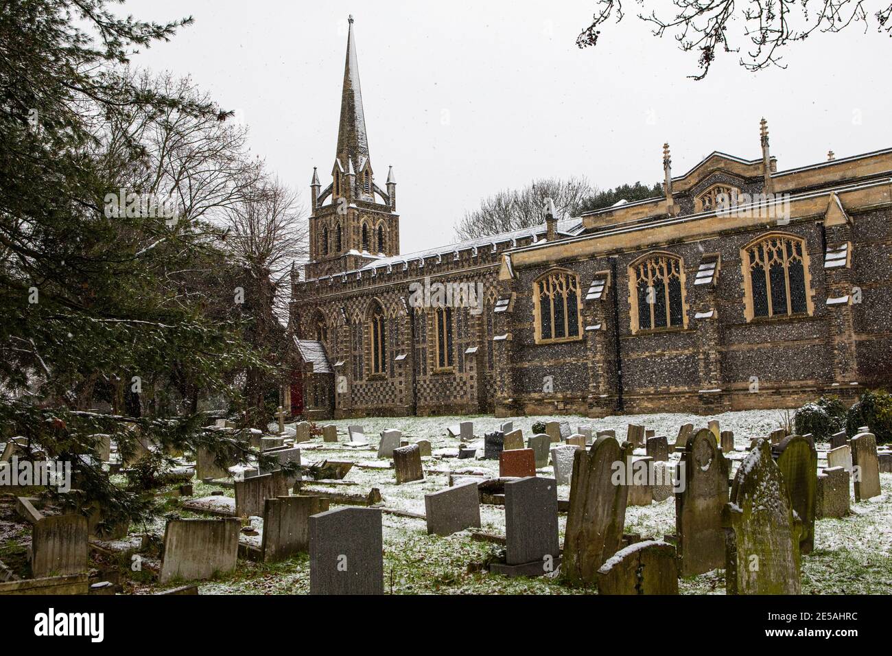 Une vue d'hiver de la neige tombant à l'église Saint-Pierre et Saint-Paul dans la ville de Chingford à Londres, Royaume-Uni. Banque D'Images