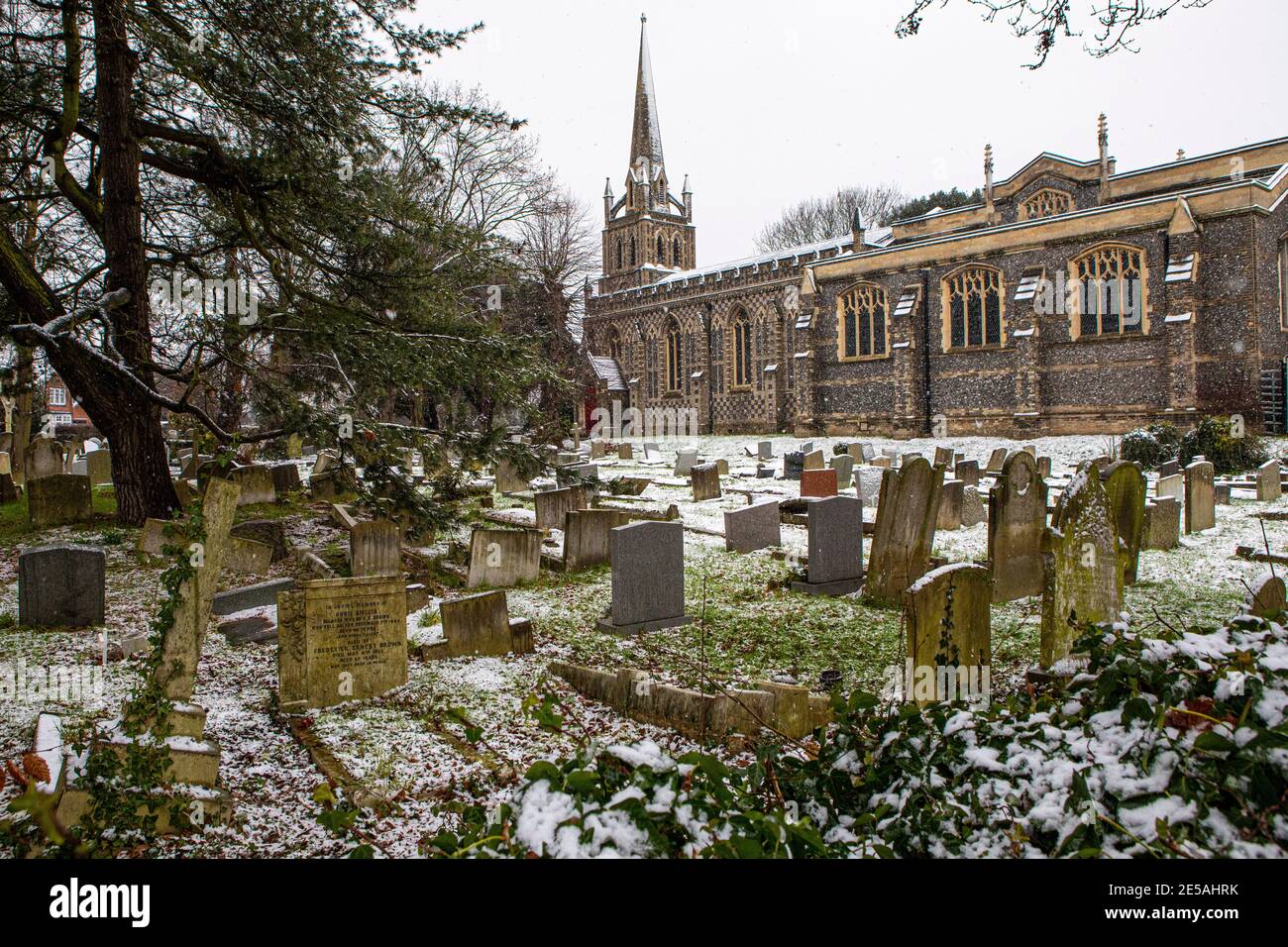 Une vue d'hiver de la neige tombant à l'église Saint-Pierre et Saint-Paul dans la ville de Chingford à Londres, Royaume-Uni. Banque D'Images