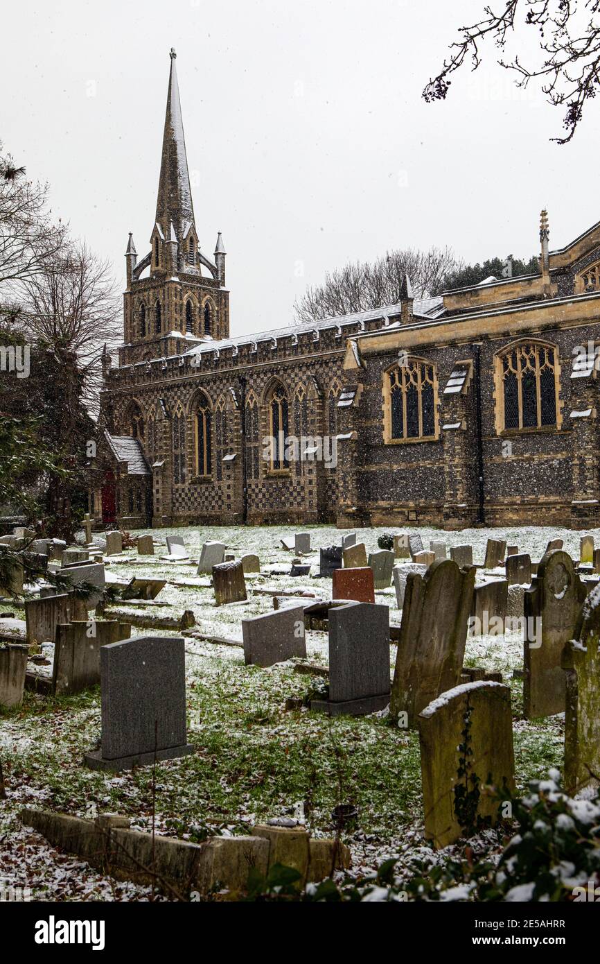 Une vue d'hiver de la neige tombant à l'église Saint-Pierre et Saint-Paul dans la ville de Chingford à Londres, Royaume-Uni. Banque D'Images