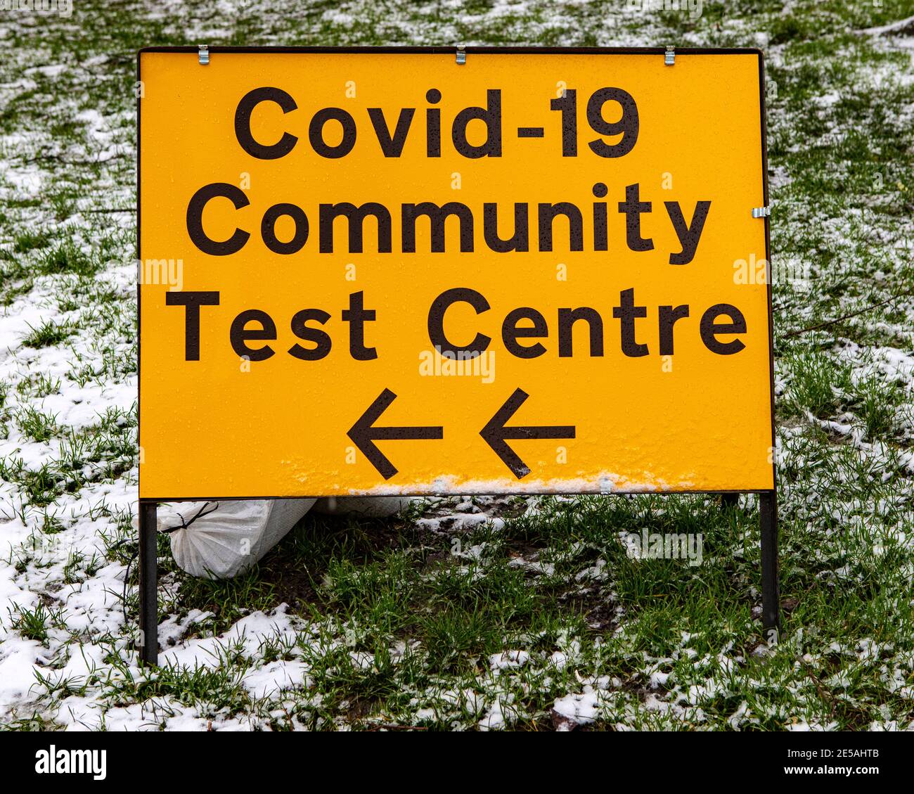 Un panneau devant un centre d'essais communautaires Covid-19 dans la ville de Chingford à Londres, au Royaume-Uni. Banque D'Images