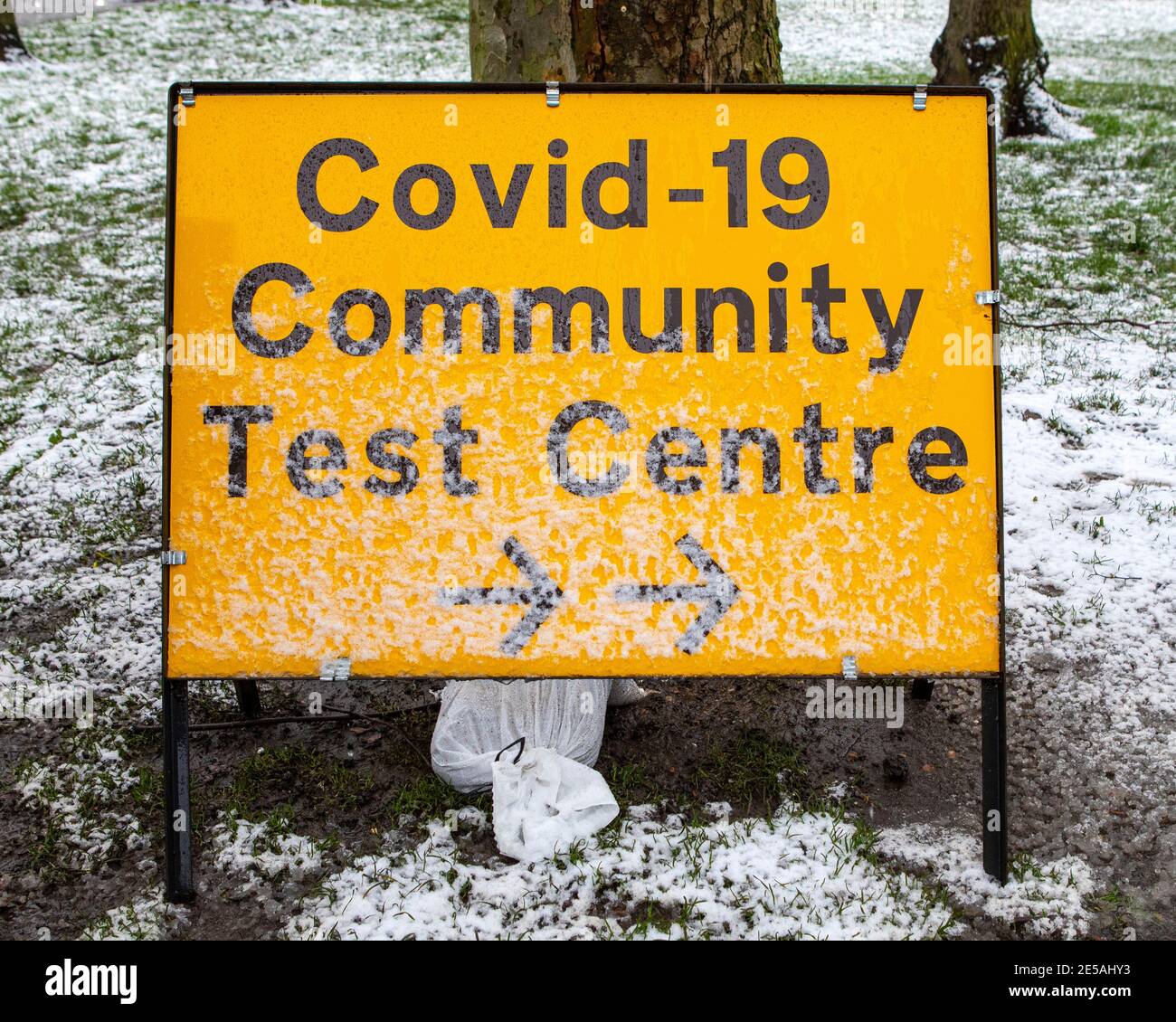Un panneau devant un centre d'essais communautaires Covid-19 dans la ville de Chingford à Londres, au Royaume-Uni. Banque D'Images