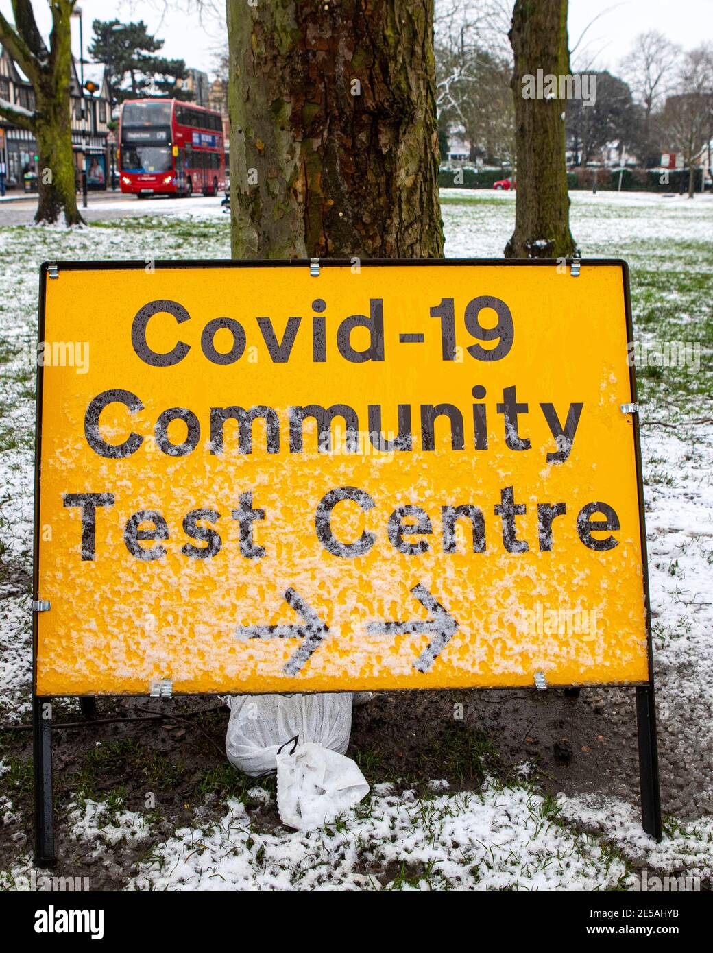 Londres, Royaume-Uni - 24 janvier 2021 : panneau devant un centre de test communautaire Covid-19 dans la ville de Chingford à Londres, Royaume-Uni. Banque D'Images