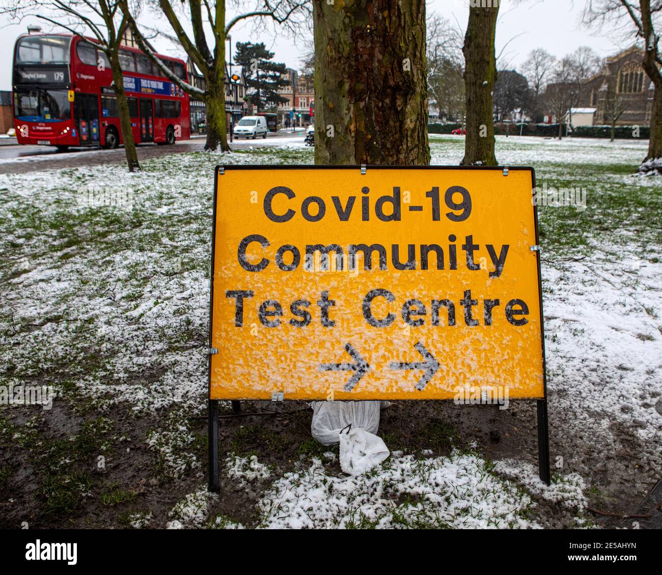 Londres, Royaume-Uni - 24 janvier 2021 : panneau devant un centre de test communautaire Covid-19 dans la ville de Chingford à Londres, Royaume-Uni. Banque D'Images