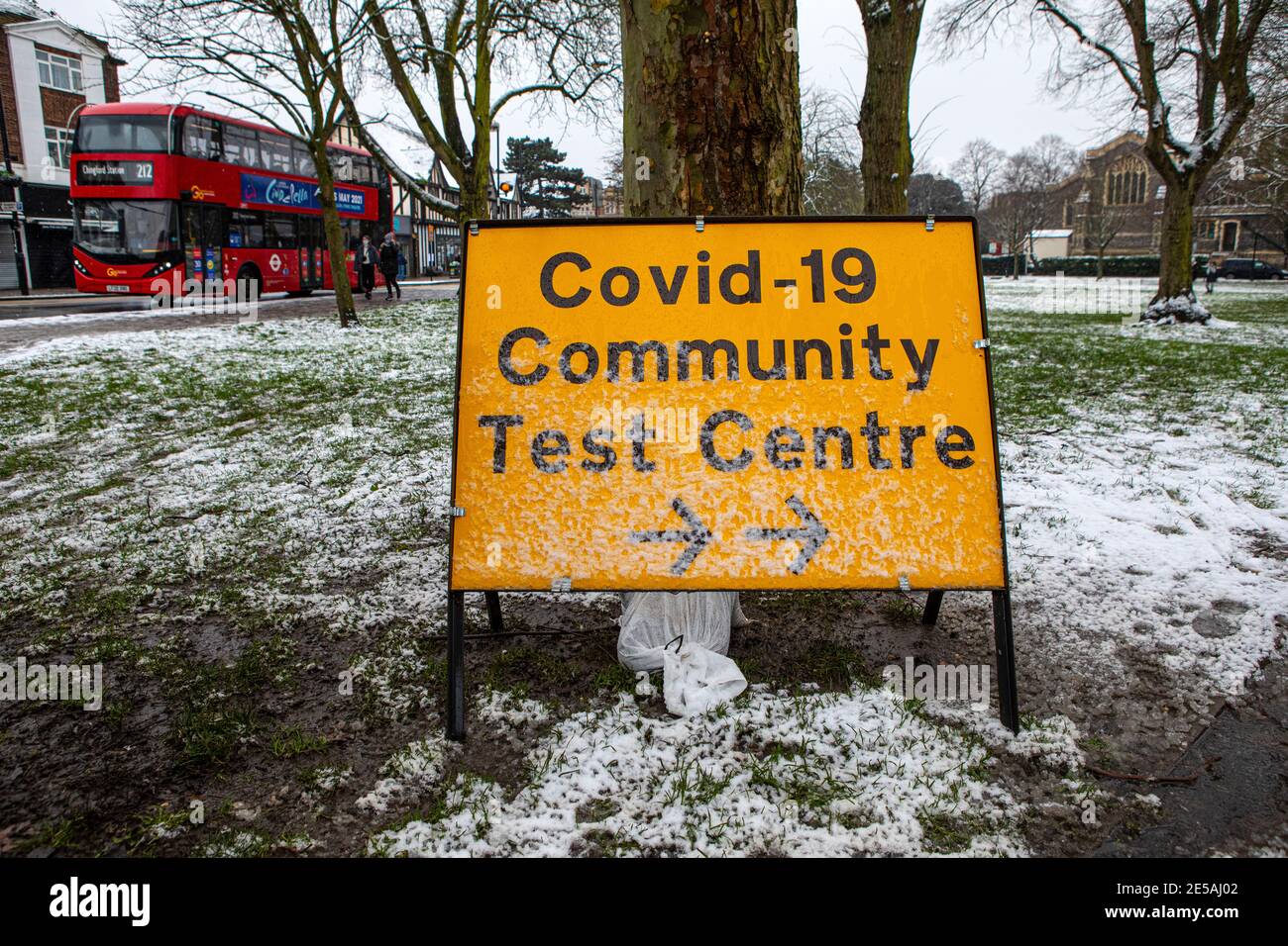 Londres, Royaume-Uni - 24 janvier 2021 : panneau devant un centre de test communautaire Covid-19 dans la ville de Chingford à Londres, Royaume-Uni. Banque D'Images