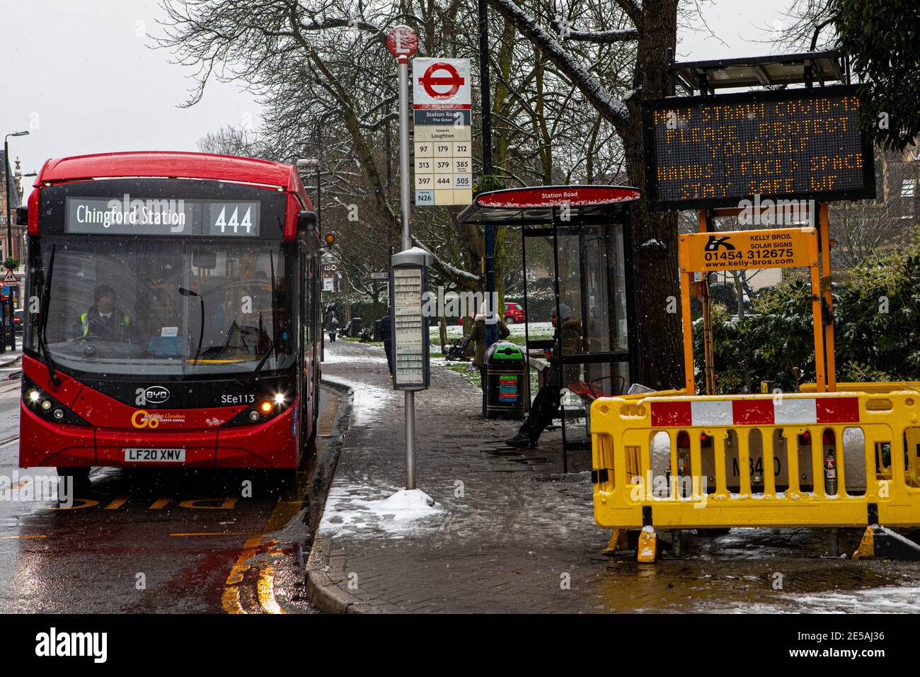 Londres, Royaume-Uni - 24 janvier 2021 : un panneau d'information public sur Station Road à Chingford, Londres, rappelant aux gens la nouvelle souche de Covid-19 et Banque D'Images