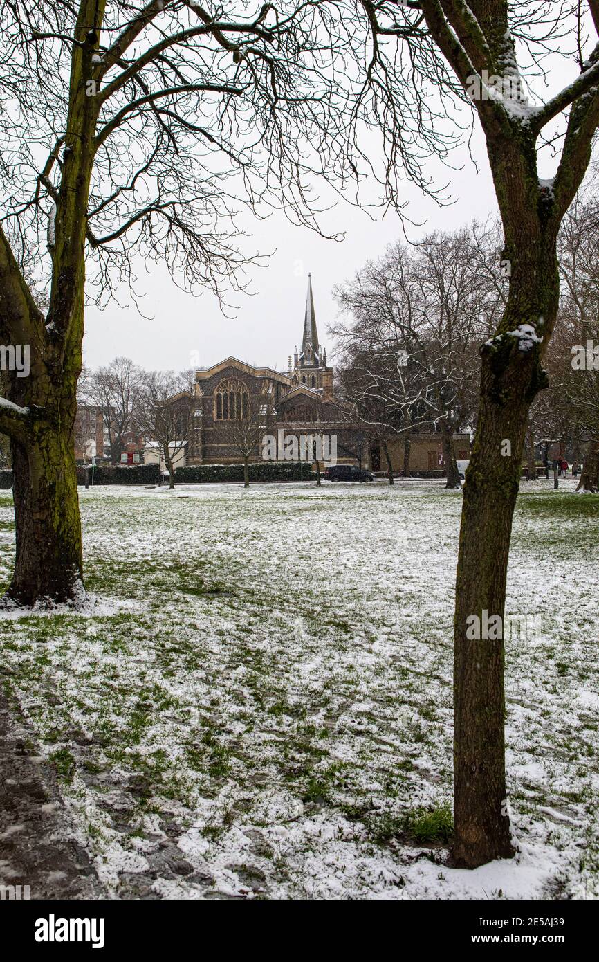 Vue d'hiver sur le Green en direction de l'église Saint-Pierre et Saint-Paul dans la ville de Chingford à Londres, Royaume-Uni. Banque D'Images