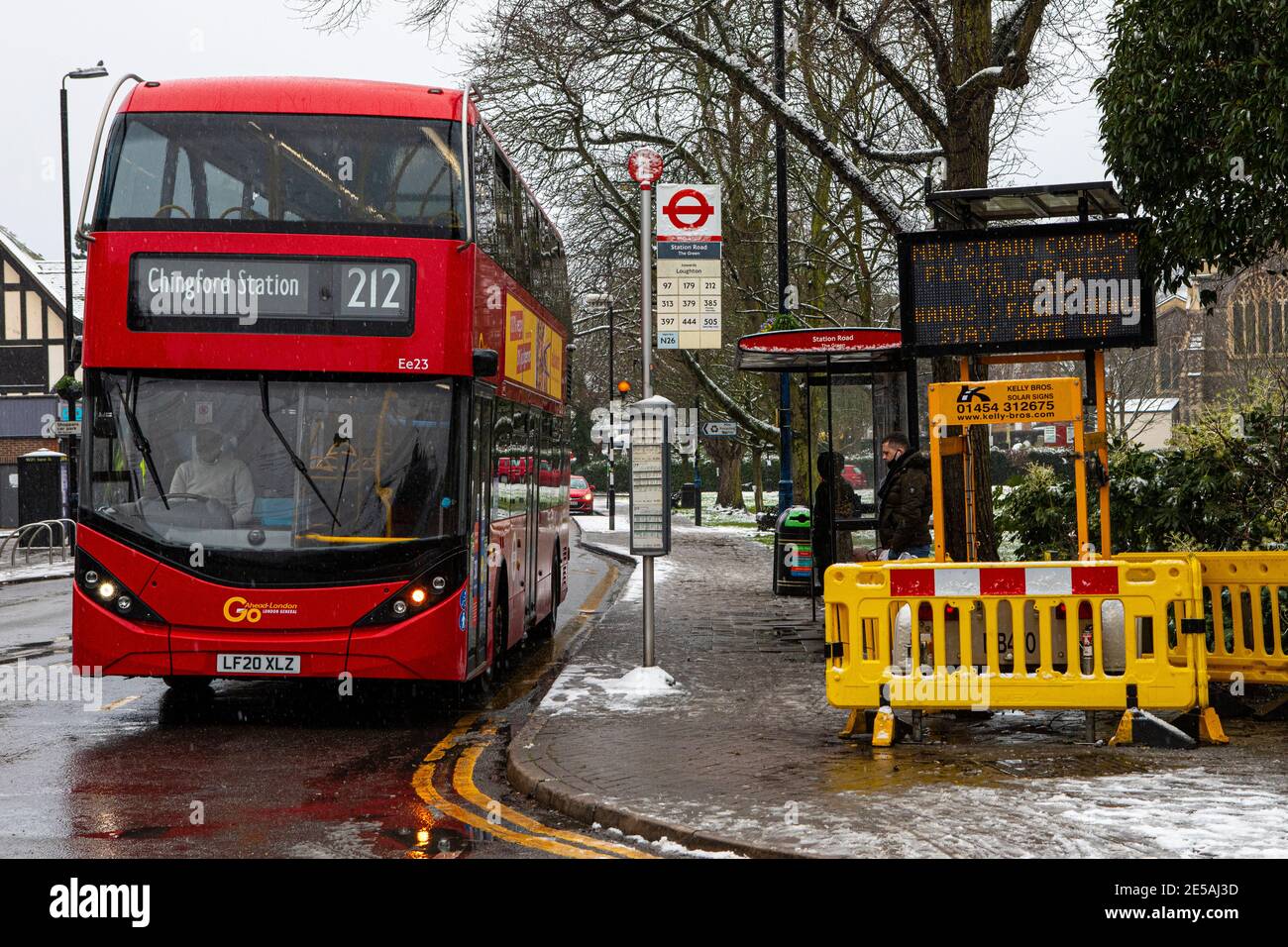 Londres, Royaume-Uni - 24 janvier 2021 : un panneau d'information public sur Station Road à Chingford, Londres, rappelant aux gens la nouvelle souche de Covid-19 et Banque D'Images