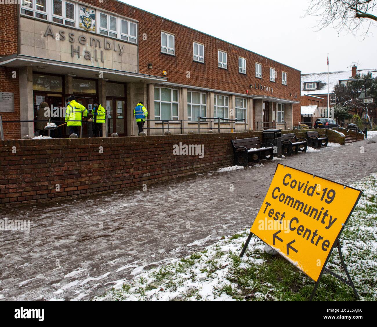 Londres, Royaume-Uni - 24 janvier 2021 : panneau devant un centre de test communautaire Covid-19 de fortune dans la salle d'Assemblée de Chingford, Londres, Royaume-Uni. Banque D'Images
