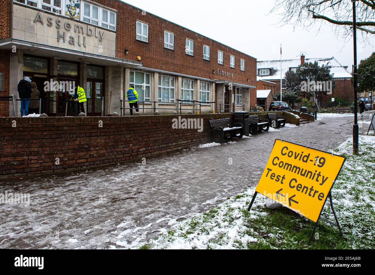 Londres, Royaume-Uni - 24 janvier 2021 : panneau devant un centre de test communautaire Covid-19 de fortune dans la salle d'Assemblée de Chingford, Londres, Royaume-Uni. Banque D'Images