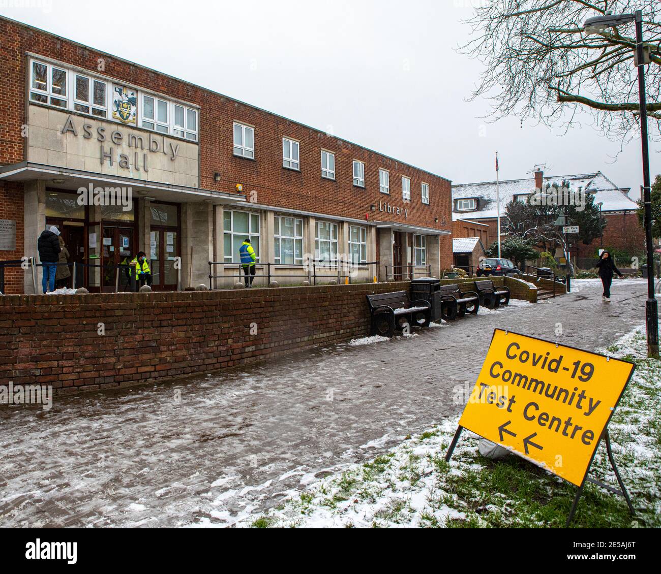 Londres, Royaume-Uni - 24 janvier 2021 : panneau devant un centre de test communautaire Covid-19 de fortune dans la salle d'Assemblée de Chingford, Londres, Royaume-Uni. Banque D'Images