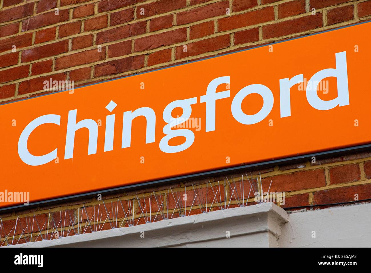 Londres, Royaume-Uni - 24 janvier 2021 : panneau au-dessus de l'entrée de la gare de Chingford dans la ville de Chingford à Londres, Royaume-Uni. Banque D'Images