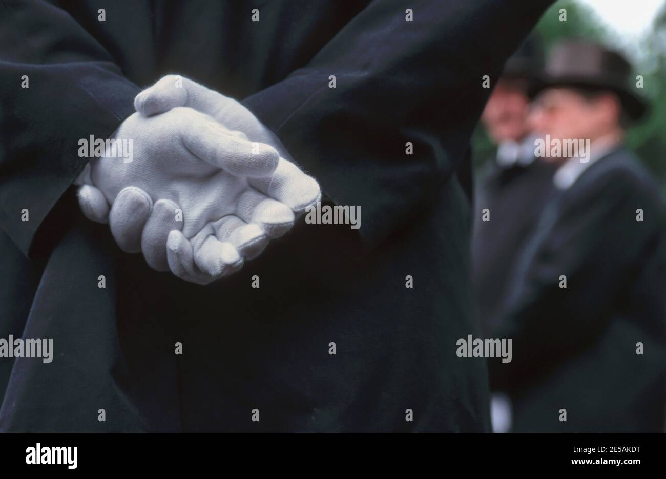 Photo thématique, mortalité excessive en période de pandémie de corona, funérailles, pallbearers porter des gants blancs, Essen, Rhénanie-du-Nord-Westphalie, Allemagne, photo de stock Banque D'Images