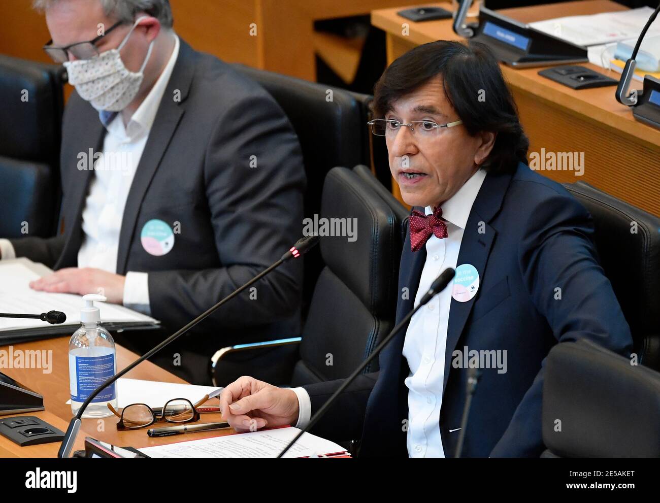 Le président du ministre wallon, Elio Di Rupo, s'entretient lors d'une session plénière du Parlement wallon, au Parlement wallon à Namur, le mercredi 27 janvier Banque D'Images