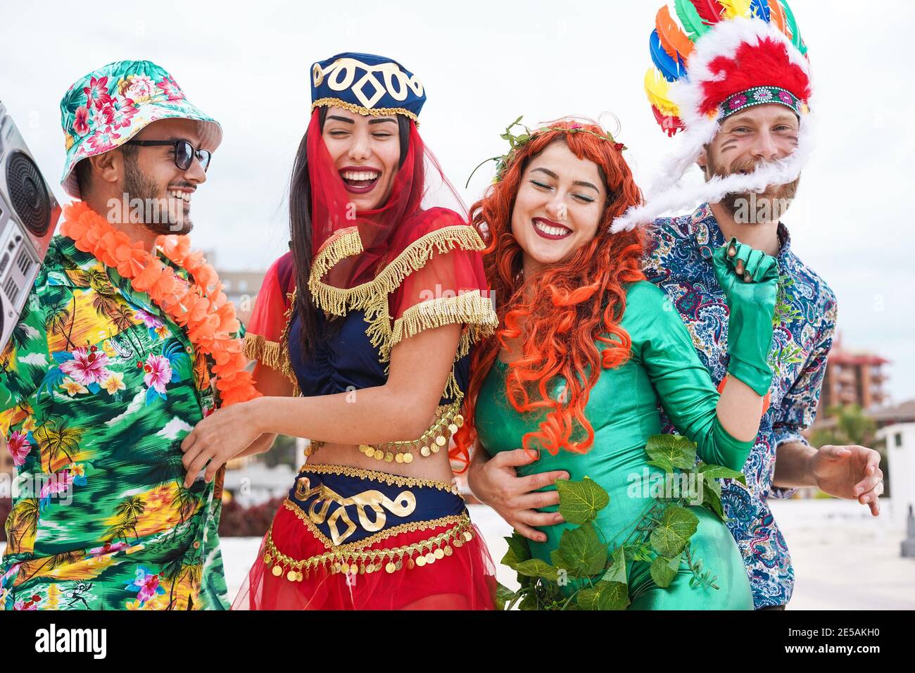 Des gens heureux vêtus célébrant à la fête du carnaval dansant ensemble - Accent principal sur le visage de la femme droite Banque D'Images