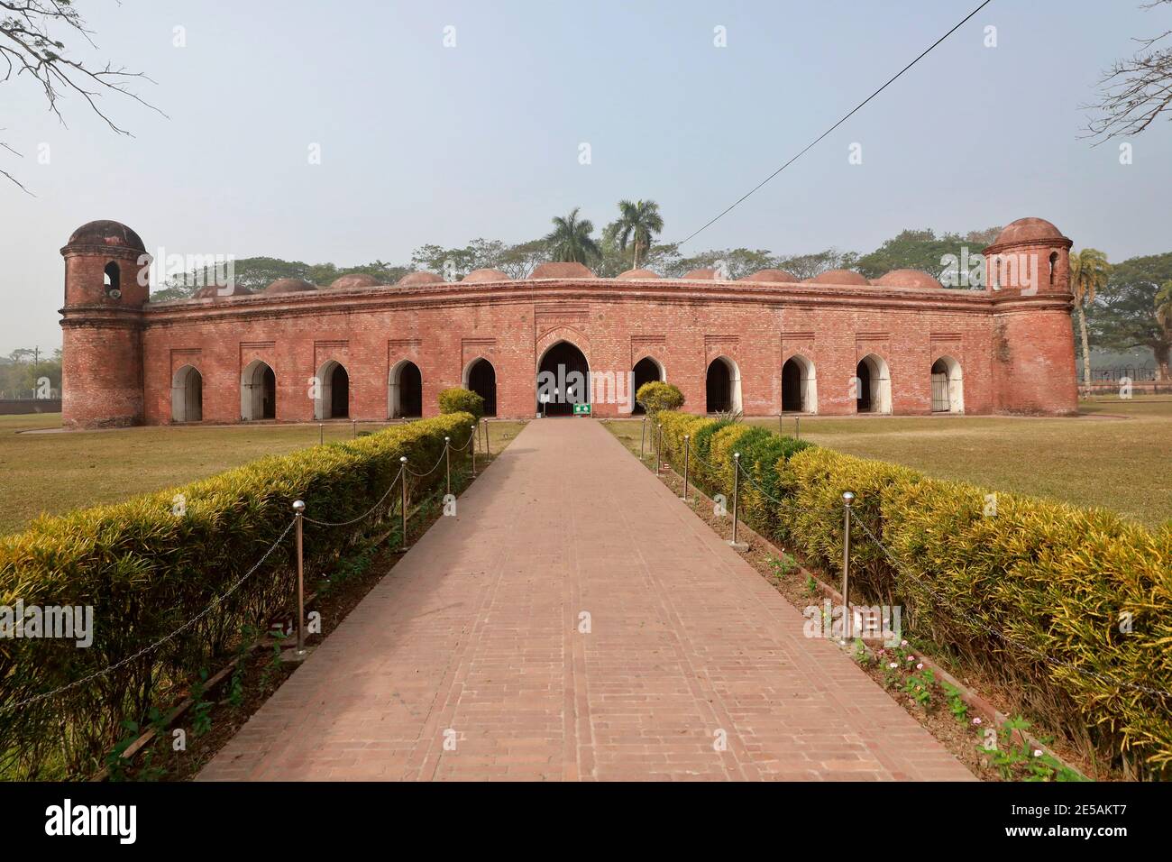 Bagerhat, Bangladesh - 21 janvier 2021 : la mosquée Sixty Dome est une mosquée au Bangladesh. Il fait partie de la ville de la Mosquée de Bagerhat, un monde de l'UNESCO lui Banque D'Images
